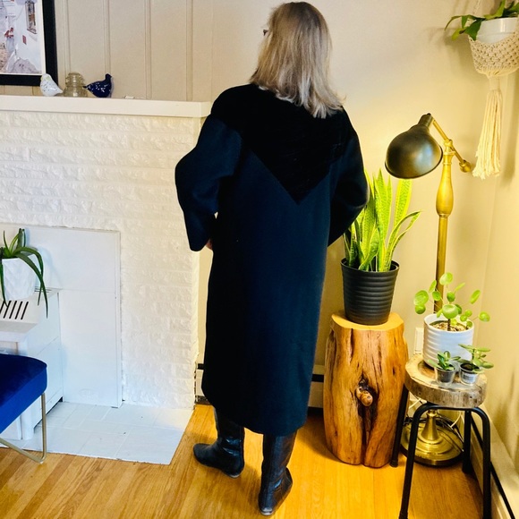 Gorgeous & Classic Vintage Wool Coat With Genuine Fur Collar - Picture 6 of 14